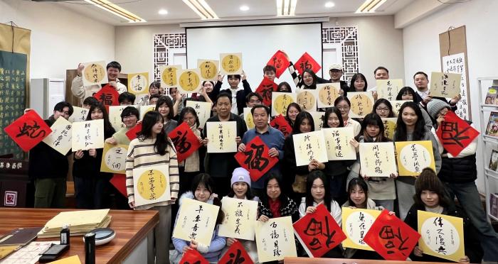 臺灣青年在呼倫貝爾市書畫院參訪