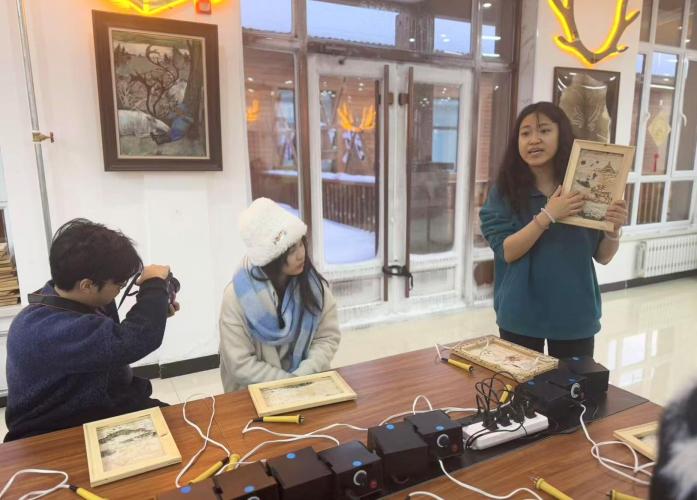 臺灣青年體驗樺樹皮燙畫製作