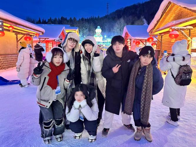 臺灣青年在雪鄉合影